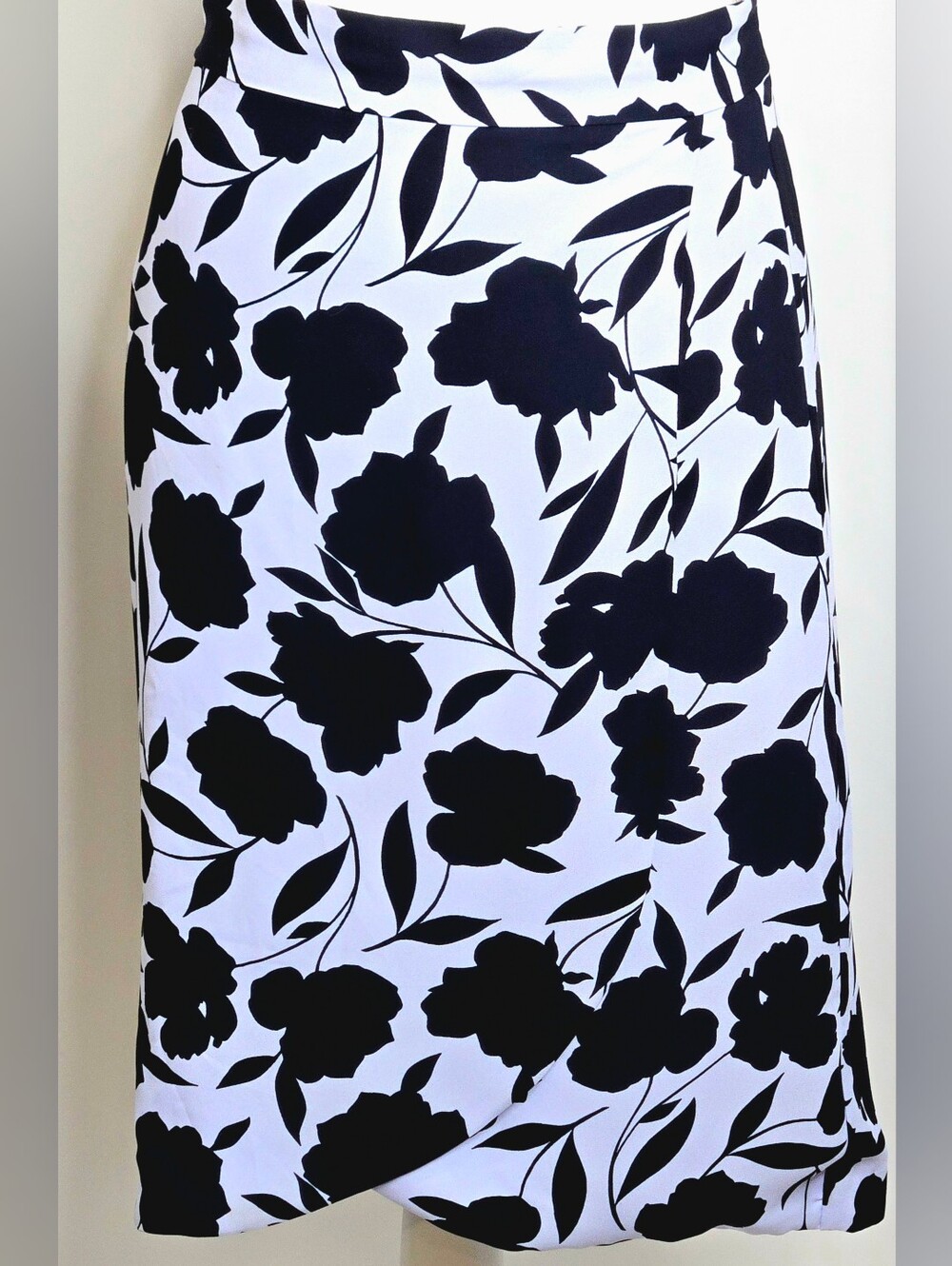 Ann Taylor Black White Floral Tulip Hem Pencil Skirt Size 2 NWOT